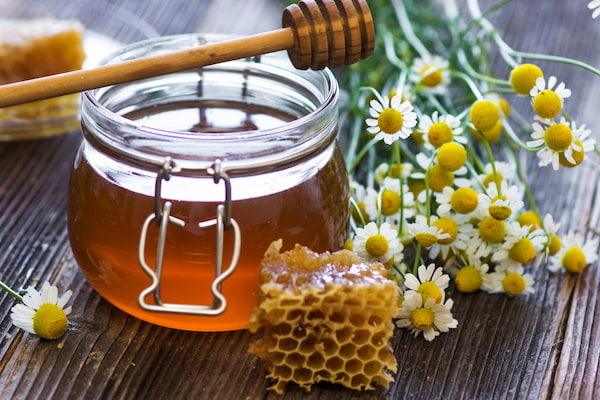عسل طبیعی نمدار موجب رویش دوباره موهایتان می شود